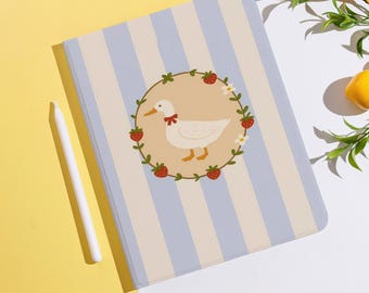 Puede incluir: Funda para tableta a rayas azules y blancas con un pato de dibujos animados con pajarita roja, rodeado de una corona de fresas y flores. Un lápiz óptico blanco se coloca sobre una superficie amarilla.