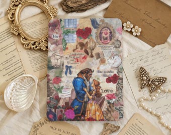 Puede incluir: Una funda rectangular para tableta con un collage de imágenes de La Bella y la Bestia, que incluye a los personajes centrales, rosas rojas, un reloj, una tetera y elementos de texto como "Tale as old as Time" y "I want adventure in the great wide somewhere."