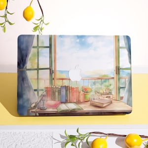 Op de afbeelding: Laptophoes met een aquarel illustratie van een serene buitenscène. Het ontwerp toont een raam met uitzicht op een balkon met boeken, bloemen en uitzicht op zee. Het Apple-logo is zichtbaar.
