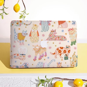 Könnte beinhalten: Eine Laptop-Hülle mit einem skurrilen Muster aus illustrierten Katzen in verschiedenen Outfits und Posen. Die Katzen sind in einer Vielzahl von Farben, darunter Orange, Blau und Rosa, vor einem cremefarbenen Hintergrund mit Sternakzenten. Die Hülle hat ein Apple-Logo.