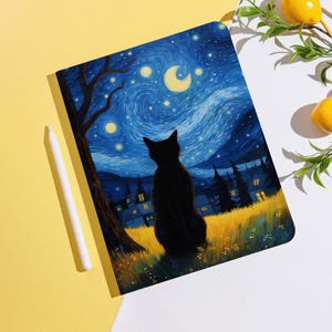 Könnte beinhalten: Eine schwarze Katzen-Silhouette blickt auf einen Sternenhimmel mit einem Halbmond, im Stil von Van Gogh. Das Kunstwerk zeigt wirbelnde Blau- und Gelbtöne. Ein weißer Stift liegt auf einer gelben Oberfläche.