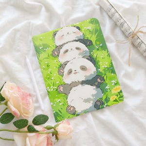 Capa para iPad com estampa de panda fofinho e suporte para Apple Pencil, compatível com iPad, iPad Pro 11"/12.9", iPad 10/11, iPad Mini 7 e iPad Air. Ótima opção de presente para ela.