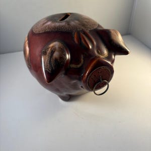 Pode incluir: Um conjunto de três canecas de cerâmica com acabamento fosco e salpicado. As canecas são em tons de creme, cinza claro e cinza escuro. Cada caneca tem um design simples e minimalista.