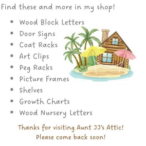 Op de afbeelding: Een illustratie met een lijst met producten: Houten blokletters, Deurborden, Kapstokken, Kunstclips, Peg Racks, Fotolijsten, Plankjes, Groeigrafieken en Houten Kinderkamerletters. Een hut, palmbomen en parasols zijn ook afgebeeld.