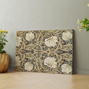 Może przedstawiać: Druk na płótnie przedstawiający vintage'owy wzór kwiatowy z białymi kwiatami i liśćmi na ciemnym tle. Projekt przypomina styl Art Nouveau.