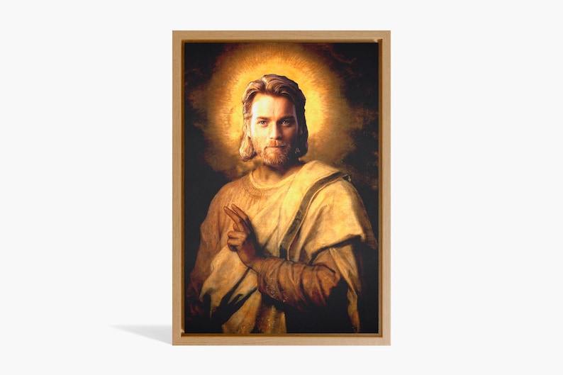 Może przedstawiać: Oprawiony portret mężczyzny z długimi włosami i brodą, w stylu sztuki religijnej. Mężczyzna ma na sobie jasną szatę, z złotą aureolą wok&oacute;ł głowy. Dzieło sztuki jest osadzone na ciemnym tle, w drewnianej ramie.