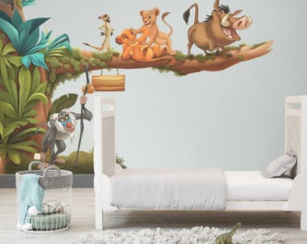 Puede incluir: Una cama blanca con una alfombra gris esponjosa delante. Un mural de pared con una escena de la jungla con Simba, Nala, Pumbaa y Timon. El mural está en una pared gris claro.