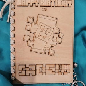 Tarjeta de madera personalizada única para un cumpleaños especial: tema de Minecraft