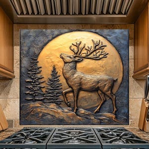 Op de afbeelding: Een keukenachterwand toont een bronzen hert voor een gouden maan, met dennenbomen links. De achterwand bevindt zich boven een roestvrijstalen gasfornuis met zes branders. Houten kasten en een messenblok bevinden zich aan weerszijden.