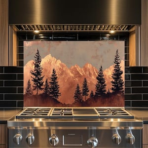 Peut inclure: Une cuisine avec une cuisinière à gaz en acier inoxydable et une crédence décorative représentant une scène de montagne et de forêt. Les armoires sont en bois et la crédence est en carrelage noir.