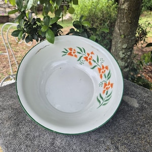 Vintage White Enamel Bowl with Green Rim and Floral Motif – Retro Farmhouse Kitchen Decor