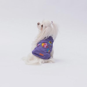紫色の宇宙ギャラクシー犬用Tシャツ：宇宙の子犬の衣装