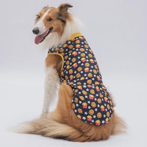 おもしろスターハンバーガー犬シャツ：大型犬用グラフィックTシャツ