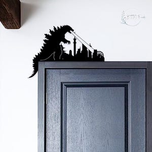 Godzilla Torbogen Topper, Stahl Kaiju Godzilla Design Türdekoration, wilder Drache Metallschild, prähistorisches Eidechsendekor, Godzilla-Liebhaber Geschenk