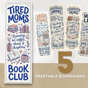 Może przedstawiać: Pięć drukowanych zakładek do książek z fantazyjnymi ilustracjami i tekstem. Zakładki zawierają frazy takie jak "Tired Moms" i "Book Club", z obrazami książek, kawy i innych powiązanych przedmiotów. Każda zakładka ma wymiary 5 x 15 cm.