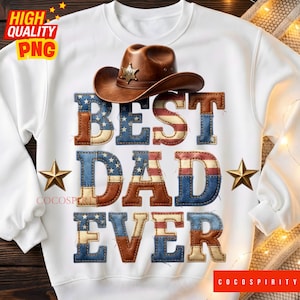 以下が含まれることがあります： 愛国的なデザインの「BEST DAD EVER」の文字が入った白いスウェットシャツ。茶色のカウボーイハットと金の星が特徴です。文字は、赤、白、青のアクセントが付いたステッチレザーの外観をしています。