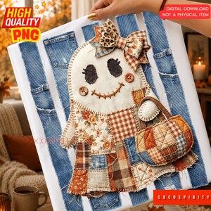 Könnte beinhalten: Eine digitale Grafik mit einer Geisterfigur aus Patchwork-Stoff mit einem Kleid mit Blumen- und Karomuster, einer Schleife mit Leopardenmuster und einem Kürbiskorb. Der Geist ist auf einem Hintergrund aus vertikalen, ausgefransten Jeansstreifen.