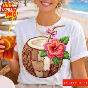 Puede incluir: Camiseta blanca con un diseño de bebida de coco, con una flor de hibisco rosa, una pajita y un lazo. El coco tiene un diseño de patchwork. El texto "COCOSPIRITY" está en la esquina inferior derecha.
