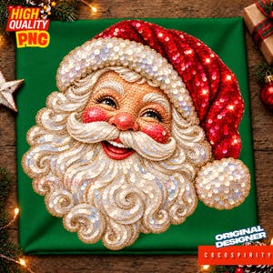 Puede incluir: Una aplicación con forma de cara de Papá Noel hecha de lentejuelas, que presenta un gorro rojo brillante con un pompón y borde blancos, además de una espesa barba y bigote blancos. El diseño está elaborado con lentejuelas brillantes.