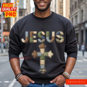 Può includere: Felpa nera con la scritta "JESUS" a lettere patchwork e un disegno a croce patchwork. La felpa è di colore scuro e ha un girocollo.