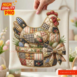 Könnte beinhalten: Ein dekoratives Kissen mit einem Patchwork-Hühnerdesign, das einen roten Kamm und einen Korb mit Eiern zeigt. Das Huhn besteht aus verschiedenen gemusterten Stoffen, darunter Blumenmuster und Karos. Das Kissen hat den Text "HIGH QUALITY PNG" oben links.