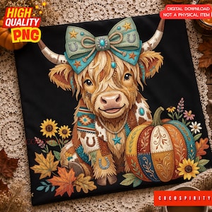 Peut inclure: Une impression graphique noire représentant une vache Highland beige avec un grand nœud sarcelle, portant une écharpe à motifs de fers à cheval. La vache est placée à côté d'une citrouille multicolore, entourée de feuilles d'automne et de tournesols.