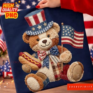 Puede incluir: Un textil azul marino con un diseño de oso de peluche patriótico. El oso lleva un sombrero y una pajarita del Tío Sam, sosteniendo una bandera estadounidense y un perrito caliente. El diseño incorpora colores rojo, blanco y azul, con el texto "HIGH QUALITY PNG".