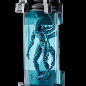 Xenomorph Alien Resin Lamp – Handmade Sci-Fi Horror Art Night Light with Wooden Base, Unique Gothic Home Decor Gift