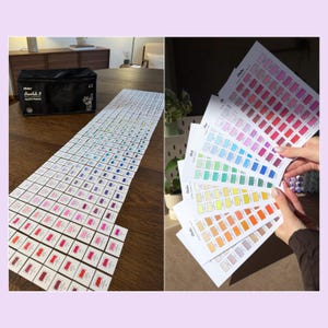 Può includere: Una collezione di pennarelli ad alcol Ohuhu e cartelle colori. I pennarelli sono disposti su un tavolo di legno, mostrando un ampio spettro di colori. È visibile una custodia nera, insieme a campioni di colore tenuti in mano, che mostrano varie tonalità.