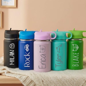 Könnte beinhalten: Fünf Edelstahl-Trinkflaschen mit Deckel und Strohhalm, jede in einer anderen Farbe mit einem Tier- oder Fahrzeugsymbol und einem personalisierten Namen. Die Flaschen sind schwarz, blau, lavendel, türkis und grün und mit Milan, Rock, Erica, Tyler und Blake beschriftet.