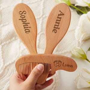 パーソナライズされた木製ベビーヘアブラシセット、刻印入りヘアブラシとコーム、ウールブラシとエアクッションコーム、新米両親へのギフト、幼児の誕生日プレゼント