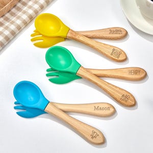 Gepersonaliseerde siliconen bestek met houten handvatten, siliconen gebruiksvoorwerpen, babybestekset, gepersonaliseerde babyvork, peuterlepel, cadeau nieuwe ouders