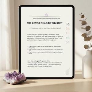 Könnte beinhalten: Ein digitales Tablet zeigt Text mit dem Titel "THE GENTLE SHADOW JOURNEY" mit einem lila Amethystkristall im Vordergrund. Der Text beschreibt Schattenarbeit und enthält Sätze wie "Permission to Skip" und "Permission to Stop."
