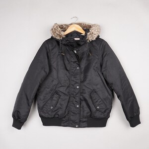 Levis Bomberjacke für Damen: Mittelgroße schwarze Daunen gefüllte, gesteppte und gefütterte Kapuzenparka