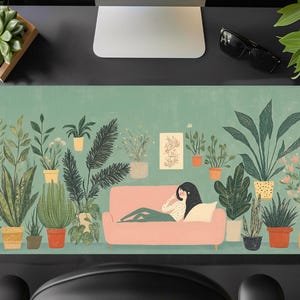 Può includere: Un'illustrazione verde e rosa di una donna che si rilassa su un divano circondata da piante in vaso. La donna indossa una camicia bianca e ha lunghi capelli scuri. Il divano è rosa e le piante sono di varie tonalità di verde.
