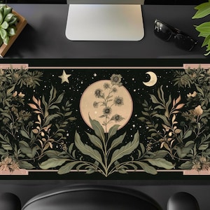 Puede incluir: Un diseño floral en blanco y negro con una luna creciente y estrellas sobre un fondo verde oscuro. El diseño está enmarcado con un borde rosa.