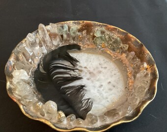 水晶とゴールドをあしらったレイヴンフェザーアゲートボウル｜ゴシッククリスタルデコレーション｜ハンドメイドの珍品アート