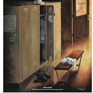 Puede incluir: Una pintura de un vestuario con un banco de madera, una toalla blanca y un par de zapatos negros. Los armarios son de color marrón con puertas de metal y hay una puerta con la palabra "COACH" en ella.