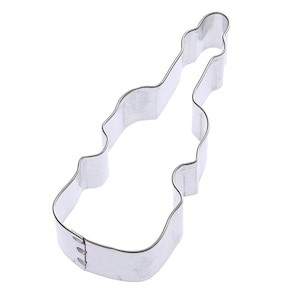 Pode incluir: Um cortador de biscoitos prateado em forma de violino. O cortador tem um contorno detalhado, com curvas e reentrâncias que imitam a forma do instrumento. O metal tem uma superfície ligeiramente refletora.