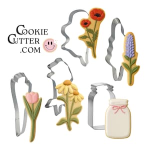 Op de afbeelding: Set van zes koekjesvormen met bloemen- en potontwerpen. De vormen zijn gemaakt van metaal en worden getoond met uitgesneden koekjes in de vorm van een papaver, lavendel, madeliefje, tulp en een glazen pot.