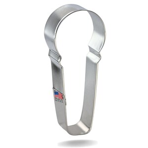Pode incluir: Um cortador de biscoitos de metal prateado em forma de cone de sorvete. O cortador tem uma parte superior lisa e arredondada e uma parte inferior ligeiramente pontiaguda. É feito nos Estados Unidos.