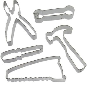 以下が含まれることがあります： 工具の形をした金属製のクッキーカッター5個セット: ペンチ、レンチ、ハンマー、ドライバー、のこぎり