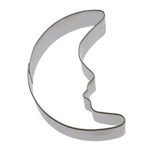 Puede incluir: Un cortador de galletas en forma de media luna hecho de metal plateado brillante. El cortador tiene un diseño suave y curvado, perfecto para crear galletas o pasteles en forma de luna. El cortador está diseñado con una cara en la luna.