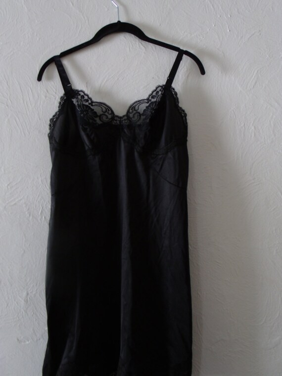 Vintage 1960s Sears short black slip with lace - image 4