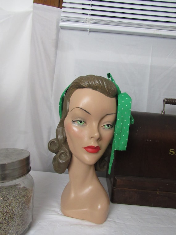 Vintage 1970s Green Polka Dot Neck or Hair Tie