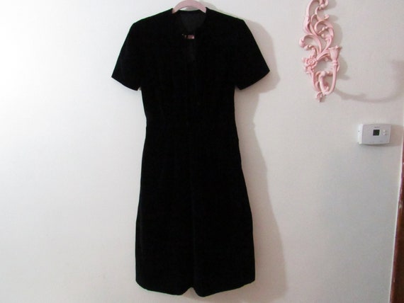 1950s Wiggle Dress in Black Velvet - image 2