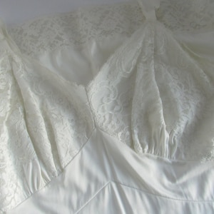 Vintage 1950s White lace full slip - Valmode size 32
