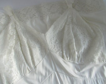 Vintage 1950s White lace full slip - Valmode size 32