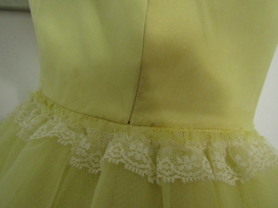 Vintage 1970s Pale yellow ballgown, tiered lace a… - image 4