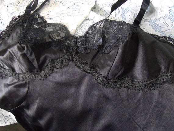 Vintage 1960s Sears short black slip with lace - image 3